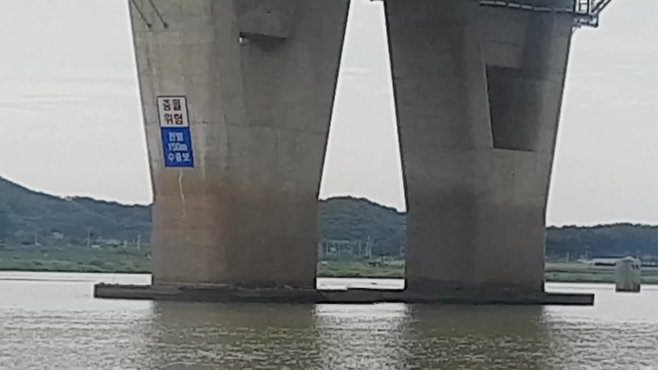 [단독] 소방관 2명 숨진 2m 낭떠러지 강, 방치하다 또 사고