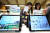 지난 13일 오후 서울 강남구 코엑스에서 열린 2018 이러닝 코리아 국제 박람회를 찾은 관람객이 초등학교 디지털 교과서를 살펴보고 있다. [연합뉴스]