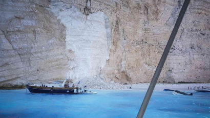 ‘태양의 후예’ 촬영지 그리스 섬 인기 해변서 대형 낙석…7명 부상