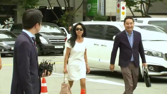 김부선, 강용석 대동 경찰출석 "이재명 심판 받게할것"