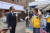박주민 의원이 은평구에서 열린 수재민 돕기 행사에 참석해 자원봉사자와 얘기를 하고 있다. 윤성민 기자