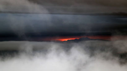 [서소문사진관]비행기에서 내려다 본 변화무쌍한 구름위 풍경