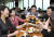 업무를 마치고 도쿄도 미나토구 사원식당에서 건배하는 일본 한 회사의 사원들. [연합뉴스]