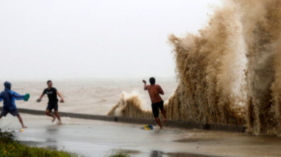 슈퍼태풍 망쿳, 필리핀 북부 강타…아동 포함 사망자 3명 발생