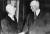 1952년 한국을 방문한 드와이트 아이젠하워 미 대통령(오른쪽)과 이승만 대통령(왼쪽)이 악수를 하고있다. [중앙포토]
