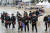 전문 잠수부들이 15일 부산 해운대구 송정해수욕장에서 열린 &#39;위 세이브 투게더&#39; 캠페인에 참여했다.송봉근 기자