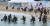 전문 잠수부들이 해양 쓰레기를 줍기 위해 15일 부산 해운대구 송정해수욕장 앞 바다로 들어가고 있다.송봉근 기자 