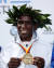 2018 베를린 국제 마라톤에서 금메달을 목에 걸고 활짝 웃는 케냐의 엘리우드 킵초게. [로이터=연합뉴스]