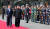  문재인 대통령과 북한 김정은 국무위원장이 1차 정상회담 당시인 지난 4월 27일 오전 판문점 광장에서 국군의장대와 전통의장대를 사열하고 있다. [연합뉴스]