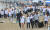 15일 부산 해운대구 송정해수욕장에서 위스키 브랜드 임페리얼 주최로 열린 해양정화활동인 &#39;위 세이브 투게더&#39; 캠페인에서 참여자들이 쓰레기를 줍고 있다.송봉근 기자