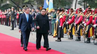 문 대통령, 김 위원장과 2차례 정상회담…"비핵화 의제 꺼낸다"