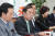 자유한국당 비상대책위원회의가 17일 국회에서 열렸다. 김병준 비대위원장(왼쪽 두 번째)이 발언하고 있다. 오종택 기자