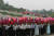 2007년 남북 정상회담 당시 평양시민들이 노무현 대통령과 김영남 최고인민회의 상임위원장이 탄 무개차를 향해 꽃술을 흔들며 열렬히 환영하고 있다. 청와대사진기자단