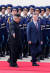 문재인 대통령과 김정은 국무위원장이 인민군 명예위병대를 사열하고 있다. [평양사진공동취재단] 