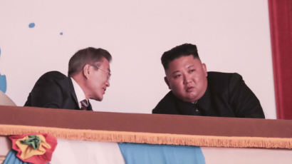 문재인 "다정한 연인처럼" 김정은 "더 오래 보면 되지요"…돈독함 과시한 남북 정상