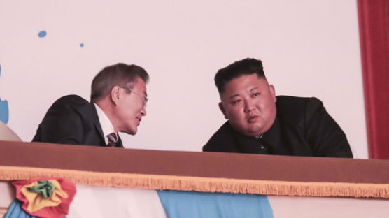 문재인 "다정한 연인처럼" 김정은 "더 오래 보면 되지요"…돈독함 과시한 남북 정상