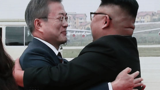 문대통령·김정은, 세 차례 뜨거운 포옹…'파격 환대'
