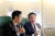 이재용 삼성전자 부회장(왼쪽)과 최태원 SK 회장이 공군1호기에서 대화하고 있다. 평양사진공동취재단