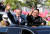 문재인 대통령과 김정은 국무위원장이 18일 오전 평양 시내를 카퍼레이드 하며 평양 시민들에게 손을 들어 인사하고 있다. [연합뉴스]