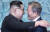 문재인 대통령과 김정은 북한 국무위원장이 지난 4월 27일 오후 판문점 평화의집에서 &#39;한반도의 평화와 번영, 통일을 위한 판문점 선언&#39; 서명식을 마치고 포옹을 하고 있다. [뉴스1]