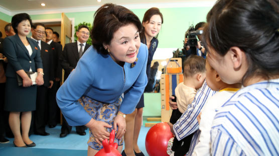[사진] 아동병원 찾은 김정숙 여사 “아프지 마라” “많이 먹고 커라”