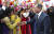 문재인 대통령이 공식환영식에서 평양 시민들과 반갑게 악수하고 있다. [평양 공동사진취재단]