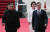 18일 오전 문재인 대통령 내외가 평양 순안공항에 도착해 북한 김정은 위원장 내외의 영접을 받는 모습이 서울 중구 동대문디자인플라자에 마련된 메인프레스센터에 생중계 되고 있다. [뉴스1]