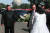 문재인 대통령이 18일 평양 순안공항에서 백화원 영빈관으로 이동하다 중간에 내려 한복 입은 여성으로 부터 꽃다발을 받고 있다. [화면 캡쳐]
