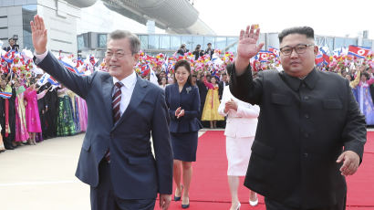 탈북민들 “김정은, 문 대통령 최고 존엄처럼 예우한 것”