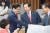 자유한국당 김성태 원내대표(오른쪽 두 번째)가 18일 국회에서 열린 원내대책회의에 참석하고 있다. 오종택 기자