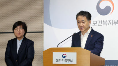 '방역 총사령관'은 뒷전, 박능후 장관이 나서다…2015년 메르스 교훈 잊은 듯한 방역 체계