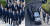 판문점으로 향하는 김정은 북한 국무위원장을 호위하는 경호원12명(왼쪽)과 오전 회담을 마치고 북측으로 향한 김 위원장의 차량을 에워싼 모습. [중앙포토]