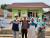 인도네시아 찔레곤시 쯔완단 꾸방사리 마을에 사는 마스투아(51ㆍ여ㆍMastuah) 가족이 지난달 30일 완공된 새집을 본 뒤 기뻐하고 있다. 박진호 기자
