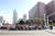 평양 시민들이 18일 문재인 대통령 차량 행렬이 순안공항에서 백화원초대소 영빈관으로 이동하는 길가에 서서 꽃을 흔들고 있다. [평양사진공동취재단]