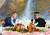 문재인 대통령과 김정은 국무위원장이 19일 오후 평양 옥류관에서 열린 오찬에서 대화하고 있다. 평양사진공동취재단