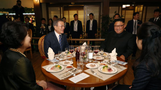 [서소문사진관]중국·베트남에 이어 평양까지, 문 대통령 식당외교