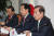 김병준 자유한국당 비대위원장(오른쪽)이 20일 오전 국회에서 열린 비상대책위원회의에 참석해 발언하고 있다. 오종택 기자
