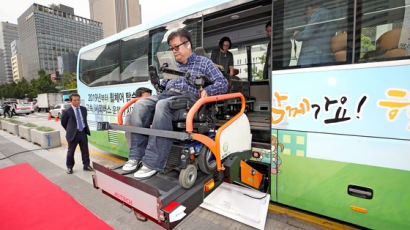 [사진] 휠체어 탄 채 고속버스 탑승