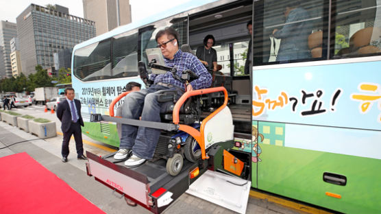 [사진] 휠체어 탄 채 고속버스 탑승