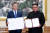 문재인 대통령과 김정은 국무위원장이 19일 서명을 마친 평양공동선언서를 펼쳐 보이고 있다. 양국의 선언서의 크기가 다르다. 평양사진공동취재단