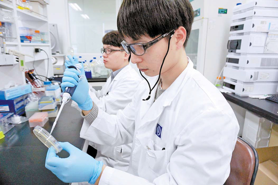 종근당 효종연구소 연구원이 미생물 배양을 위한 접종 실험을 하고 있다. 종근당은 연구 개발과 인력 확대를 통해 바이오 선두기업으로 도약하고 있다.