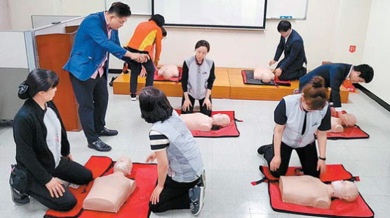 [힘내라! 대한민국 경제] 전점에 AED(자동심장충격기) 확대, 직원 교육 통해 안심쇼핑 환경 조성