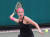 19일 서울 송파구 올림픽공원 테니스경기장에서 열린 2018 KEB하나은행 코리아오픈 테니스대회 여자 단식 1회전에서 엘레나 오스타펜코가 공격하고 있다. [뉴스1]
