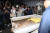 18일 오후 대전시 중구 사정동 대전동물원에서 탈출 4시간30여 만에 엽사에 의해 사살된 퓨마가 동물원 내 동물병원 구조차량으로 옮겨지고 있다. [뉴스1]