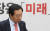 김성태 자유한국당 원내대표가 21일 국회에서 열린 원내대책회의에 참석하고 있다. 오종택 기자