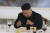김정은 국무위원장이 19일 평양 옥류관에서평양냉면을 먹고 있다. 평양사진공동취재단