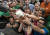 22일(현지시간) 독일 뮌헨에서 개막한 옥토버페스트 행사장 &#39;파울라너&#39; 천막에서 사람들이 첫 잔을 받으려고 손을 뻗고 있다. [EPA=연합뉴스]