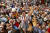 22일(현지시간) 독일 뮌헨에서 개막한 옥토버페스트에서 테이블위에 올라간 한 여성과 참가자들이 맥추축제 시작을 축하하고 있다.[AP=연합뉴스]