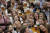  22일(현지시간) 독일 뮌헨에서 개막한 맥추축제 &#39;옥토버페스트&#39; 참가자들이 맥주를 들고 행사시작을 축하하고 있다.[AP=연합뉴스]