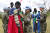  아프리카 남수단에서 재건작전에 임하고 있는 한빛부대 대원들이 추석명절 기간에 현지주민들을 초청해 한복입기 체험을 시켜주고 있다. [사진 합참]
